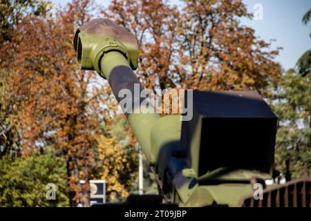 Artillerie-Panzerabwehrhülse und Haubitze mit großem Kaliber, ausgestellt auf der internationalen Waffenmesse in Belgrad, Serbien Stockfoto