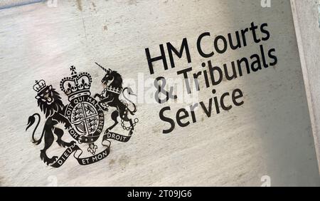 Schild für HM Courts & Tribunals Service (HMCTS) im Old Post Office, 2 The Esplanade, Rochdale OL16 1AE, Greater Manchester, England, UK. Stockfoto