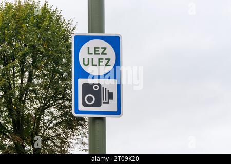 LEZ und ULEZ Kamera unterzeichnen in South London. Stockfoto