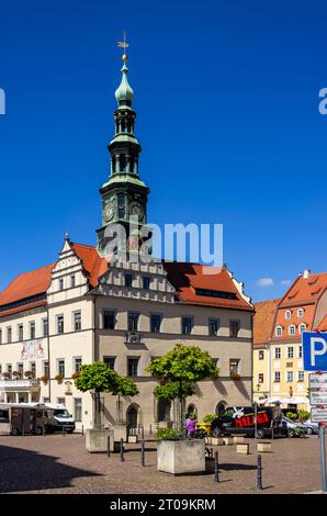 Lebhafte Straßenszene und historisches Rathaus, Altstadt von Pirna, Sächsische Schweiz, Sachsen, Deutschland, 24. August, 2016, nur für redaktionelle Zwecke. Stockfoto