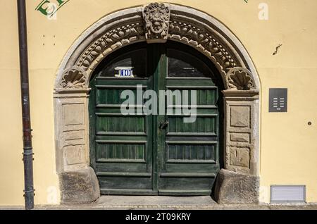 Fonttor, sogenanntes Engelserkerhaus, ein mittelalterliches Kaufmannshaus in der historischen Altstadt von Pirna, Sachsen. Stockfoto