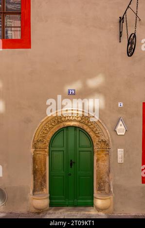 Sitznischenportal im sogenannten Tetzelhaus, dem Geburtsort von Johann Tetzel, Pirna, Sachsen. Stockfoto