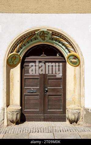 Sitznischenportal in einem Renaissancehaus von 1521, lange Straße Nr. 3 in der historischen Altstadt von Pirna, Sachsen. Stockfoto