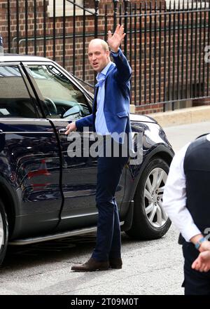 London, Großbritannien. April 2018. Prinz William, Duke of Cambridge, verlässt den Lindo Wing mit seinem neugeborenen Sohn Prinz Louis von Cambridge im St Mary's Hospital in London, England. (Foto: Fred Duval/SOPA Images/SIPA USA) Credit: SIPA USA/Alamy Live News Stockfoto