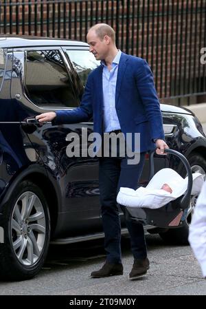 London, Großbritannien. April 2018. Prinz William, Duke of Cambridge, verlässt den Lindo Wing mit seinem neugeborenen Sohn Prinz Louis von Cambridge im St Mary's Hospital in London, England. (Foto: Fred Duval/SOPA Images/SIPA USA) Credit: SIPA USA/Alamy Live News Stockfoto