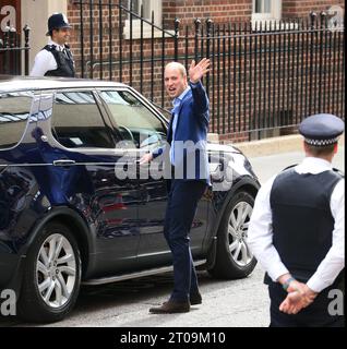 London, Großbritannien. April 2018. Prinz William, Duke of Cambridge, verlässt den Lindo Wing mit seinem neugeborenen Sohn Prinz Louis von Cambridge im St Mary's Hospital in London, England. (Foto: Fred Duval/SOPA Images/SIPA USA) Credit: SIPA USA/Alamy Live News Stockfoto