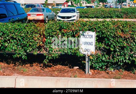 Doktor Parken nur Schild, auf einem Krankenhausparkplatz. Stockfoto