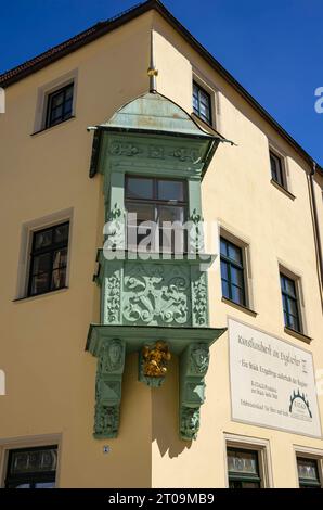 Pirna, Sachsen, Deutschland Sogenanntes Engelserkerhaus, ein mittelalterliches Kaufmannshaus in der Barbierstraße Nr. 10 in der historischen Altstadt von Pirna, Sächsische Schweiz, Sachsen, Deutschland. Das sogenannte Engelserkerhaus Angelic Oriel House, ein mittelalterliches Kaufmannshaus in der Barbierstraße 10 in der historischen Altstadt von Pirna, Sächsische Schweiz, Sachsen, Deutschland. Stockfoto