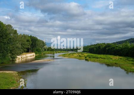 Der Fluss Arno bei San Giovanni Valdarno, Provinz Firenze, Toskana, italien Stockfoto