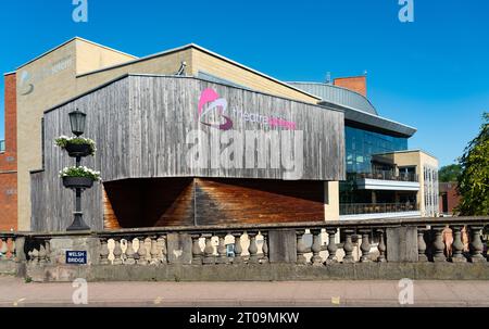 Theater Severn und Welsh Bridge über den Fluss Severn, Shrewsbury. Aufgenommen im September 2023. Stockfoto