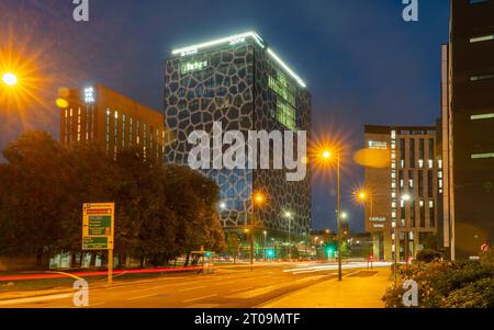 Novotel, The Spire und Kaplan Living Buildings, in Grove St, Paddington Village, Liverpool. Aufgenommen im September 2023. Stockfoto