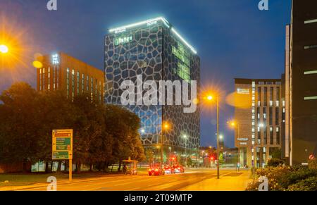 Novotel, The Spire und Kaplan Living Buildings, in Grove St, Paddington Village, Liverpool. Aufgenommen im September 2023. Stockfoto