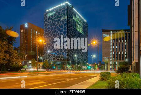 Novotel, The Spire und Kaplan Living Buildings, in Grove St, Paddington Village, Liverpool. Aufgenommen im September 2023. Stockfoto