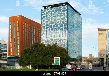 Novotel, The Spire und Kaplan Living Buildings, in Grove St, Paddington Village, Liverpool. Aufgenommen im September 2023. Stockfoto