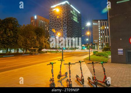 Novotel, The Spire und Kaplan Living Buildings, in Grove St, Paddington Village, Liverpool. Aufgenommen im September 2023. Stockfoto