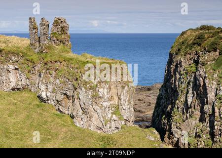 Burgruinen in Dunseverick an der Küste von Antrim, Nordirland Stockfoto