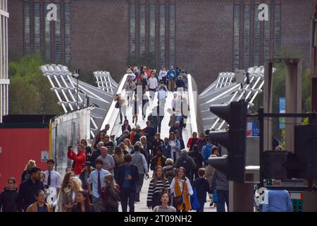 London, England, Großbritannien. Oktober 2023. Die Leute laufen über die Millennium Bridge. Die Fußgängerbrücke über die Themse wurde als „wackelig“ bezeichnet und wird ab Mitte Oktober wegen dreiwöchiger Reparaturen geschlossen. (Kreditbild: © Vuk Valcic/ZUMA Press Wire) NUR REDAKTIONELLE VERWENDUNG! Nicht für kommerzielle ZWECKE! Stockfoto