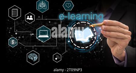 Geschäftsmann wählt E-Learning auf dem virtuellen Bildschirm aus. Stockfoto