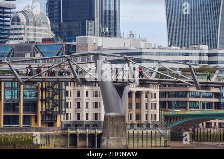London, England, Großbritannien. Oktober 2023. Die Leute laufen über die Millennium Bridge. Die Fußgängerbrücke über die Themse wurde als „wackelig“ bezeichnet und wird ab Mitte Oktober wegen dreiwöchiger Reparaturen geschlossen. (Kreditbild: © Vuk Valcic/ZUMA Press Wire) NUR REDAKTIONELLE VERWENDUNG! Nicht für kommerzielle ZWECKE! Stockfoto
