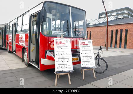 Breslau, Breslau, Polen. Oktober 2023. Die ersten Busse der ungarischen Marke „Ikarus“ erschienen vor 42 Jahren auf den Straßen von WrocÅ‚aw. Am 5. Oktober 2023 erscheint wieder eine der Exemplare des Fördervereins öffentlicher Verkehrsmittel in der Stadt Breslau, um bei der Eintragung in das Wählerverzeichnis zu helfen. Dies bedeutet, dass alle Personen, die nicht in WrocÅ‚aw registriert sind, einen einfachen Antrag ausfüllen können, der es ihnen ermöglicht, am 15. Oktober 2023 in dem Wahllokal zu wählen, das ihrem Wohnort am nächsten ist. (Kreditbild: © Krzysztof Zatycki/ZUMA Press Wire) NUR REDAKTIONELLE VERWENDUNG! Nicht für com Stockfoto