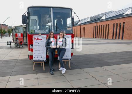 Breslau, Breslau, Polen. Oktober 2023. Die ersten Busse der ungarischen Marke „Ikarus“ erschienen vor 42 Jahren auf den Straßen von WrocÅ‚aw. Am 5. Oktober 2023 erscheint wieder eine der Exemplare des Fördervereins öffentlicher Verkehrsmittel in der Stadt Breslau, um bei der Eintragung in das Wählerverzeichnis zu helfen. Dies bedeutet, dass alle Personen, die nicht in WrocÅ‚aw registriert sind, einen einfachen Antrag ausfüllen können, der es ihnen ermöglicht, am 15. Oktober 2023 in dem Wahllokal zu wählen, das ihrem Wohnort am nächsten ist. (Kreditbild: © Krzysztof Zatycki/ZUMA Press Wire) NUR REDAKTIONELLE VERWENDUNG! Nicht für com Stockfoto