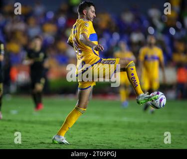 Monterrey, Mexiko. Oktober 2023. Oktober 2023; Monterrey, Nuevo León, Mexiko, Estádio Universitário; Liga BBVA MX Runde 11 Spiel zwischen Club Tigres UANL und Toluca. #10 Angreifer Tigres, André Pierre Gignac kontrolliert den Ball obligatorischer Kredit: Toby Tande Kredit: PX Images/Alamy Live News Stockfoto