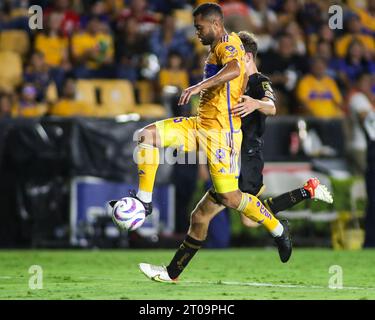 Monterrey, Mexiko. Oktober 2023. Oktober 2023; Monterrey, Nuevo León, Mexiko, Estádio Universitário; Liga BBVA MX Runde 11 Spiel zwischen Club Tigres UANL und Toluca. #5 Mittelfeldspieler Tigres, Rafael Carioca erreicht den Ball vor #14 Mittelfeldspieler Toluca, Marcel Alejandro Ruiz Suárez Mandatory Credit: Toby Tande Credit: PX Images/Alamy Live News Stockfoto