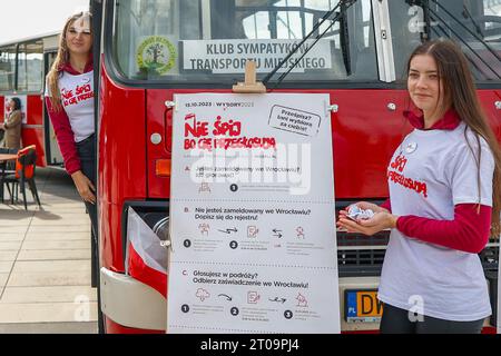 Breslau, Breslau, Polen. Oktober 2023. Die ersten Busse der ungarischen Marke „Ikarus“ erschienen vor 42 Jahren auf den Straßen von WrocÅ‚aw. Am 5. Oktober 2023 erscheint wieder eine der Exemplare des Fördervereins öffentlicher Verkehrsmittel in der Stadt Breslau, um bei der Eintragung in das Wählerverzeichnis zu helfen. Dies bedeutet, dass alle Personen, die nicht in WrocÅ‚aw registriert sind, einen einfachen Antrag ausfüllen können, der es ihnen ermöglicht, am 15. Oktober 2023 in dem Wahllokal zu wählen, das ihrem Wohnort am nächsten ist. (Kreditbild: © Krzysztof Zatycki/ZUMA Press Wire) NUR REDAKTIONELLE VERWENDUNG! Nicht für com Stockfoto