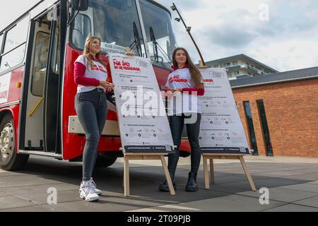 Breslau, Breslau, Polen. Oktober 2023. Die ersten Busse der ungarischen Marke „Ikarus“ erschienen vor 42 Jahren auf den Straßen von WrocÅ‚aw. Am 5. Oktober 2023 erscheint wieder eine der Exemplare des Fördervereins öffentlicher Verkehrsmittel in der Stadt Breslau, um bei der Eintragung in das Wählerverzeichnis zu helfen. Dies bedeutet, dass alle Personen, die nicht in WrocÅ‚aw registriert sind, einen einfachen Antrag ausfüllen können, der es ihnen ermöglicht, am 15. Oktober 2023 in dem Wahllokal zu wählen, das ihrem Wohnort am nächsten ist. (Kreditbild: © Krzysztof Zatycki/ZUMA Press Wire) NUR REDAKTIONELLE VERWENDUNG! Nicht für com Stockfoto