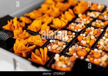 Nüsse und Pommes Frites in einer Reihe von Bier-Snacks Stockfoto