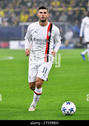 Fußball, Champions League, Deutschland, Herren, Saison 2023/2024, 2. Spieltag, Signal Iduna Park Dortmund: Bor. Dortmund - AC Mailand 0:0; Christian Pulisic (ACM). Aktion, Einzelbild. DIE UEFA-VORSCHRIFTEN VERBIETEN DIE VERWENDUNG VON FOTOS ALS BILDSEQUENZEN UND/ODER QUASI-VIDEO Stockfoto