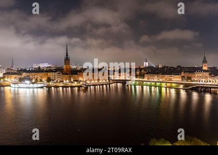 Stockholm, Schweden: Stadtlichter und nächtlicher Blick auf das Stadtviertel Stadsholmen (Gamla Stan) und das Stadtviertel Riddarholmen Stockfoto