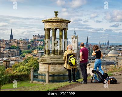 Edinburgh Schottland Calton Hill Touristen ausgedehnte Aussicht vom Dugald Stewart Monument über die Stadt Stockfoto