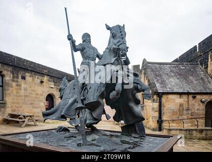Alnwick Castle Northumberland 11. Jahrhundert im Wesentlichen intakte Burg in der Grafschaft Northumberland, UK. Statue of Harry Hotspur, Courtyard, Alnwick. Stockfoto