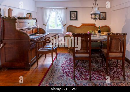 Gutes Zimmer aus der Wilhelm Busch Mühle in Ebergötzen, Möbel aus dem 18. Jahrhundert Stockfoto