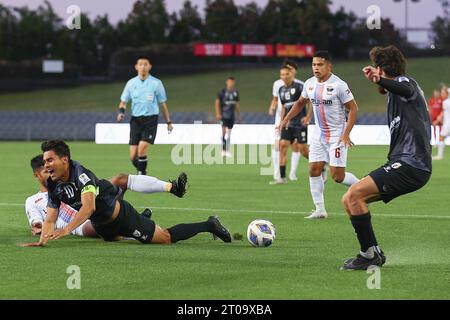 5. Oktober 2023; Campbelltown Stadium, Sydney, NSW, Australien: AFC Cup Group Stage Football, Macarthur FC gegen Dynamic Herb Cebu FC; Ulises Davila von Macarthur FC wird von Ren Okuda Cebu FC bekämpft und erhält einen Elfmeterschießen Stockfoto