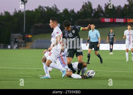 5. Oktober 2023; Campbelltown Stadium, Sydney, NSW, Australien: AFC Cup Group Stage Football, Macarthur FC gegen Dynamic Herb Cebu FC; Ulises Davila von Macarthur FC wird von Ren Okuda Cebu FC bekämpft und erhält einen Elfmeterschießen Stockfoto