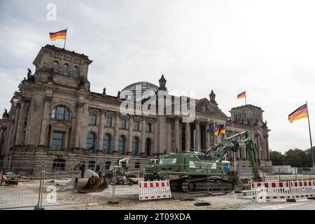 Berlin, Deutschland. Oktober 2023. Blick auf den Bundestag zum 33. Jahrestag der Deutschen Einheit in Berlin. Quelle: SOPA Images Limited/Alamy Live News Stockfoto