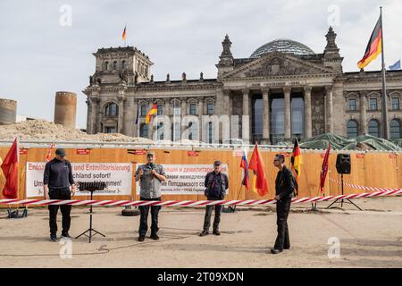 Berlin, Deutschland. Oktober 2023. Demonstranten vor dem Brandenburger Tor während eines prorussischen Protestes in Berlin zum 33. Jahrestag der Deutschen Einheit. Quelle: SOPA Images Limited/Alamy Live News Stockfoto