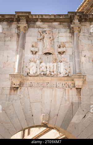 Orihuela, Alicante, Spanien - 13. April 2023: Architektonische Details des Diözesankollegs und des Klosters Santo Domingo Stockfoto