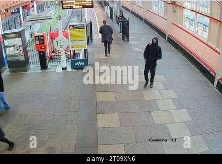 Handout CCTV-Bild von der Metropolitan Police von Jaswant Singh Chail am Bahnhof Windsor am 23. Dezember 2021. CChail wurde für neun Jahre mit weiteren fünf Jahren verlängerter Lizenz im Old Bailey in London eingesperrt, nachdem er Verrat zugegeben hatte, als er mit einer geladenen Armbrust in Windsor Castle einbrach, um die verstorbene Königin am Weihnachtstag 2021 zu töten. Ausgabedatum: Donnerstag, 5. Oktober 2023. Stockfoto