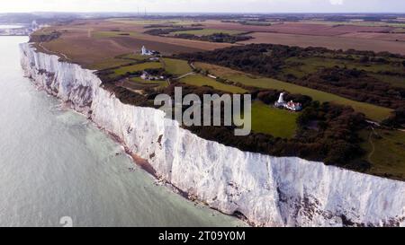 Aus der Vogelperspektive auf die White Cliffs of Dover, mit der Windmühle von St Margaret's Bay auf der rechten Seite und den South Foreland Lighthouses Mitte und links Stockfoto