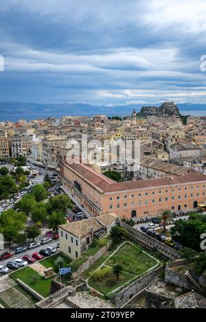 Korfu-Stadt, Korfu, Griechenland - Stadtuebersicht Korfu-Stadt mit der griechisch-orthodoxen Kirche Agios Spiridon und der Neuen Festung. Hinterland Albanien. Korfu-Stadt Korfu Griechenland *** Korfu-Stadt, Korfu, Griechenland Stadtübersicht Korfu-Stadt mit der Griechisch-orthodoxen Kirche Agios Spiridon und der Neuen Festung zurück Festland Albanien Korfu-Stadt Korfu Griechenland Stockfoto