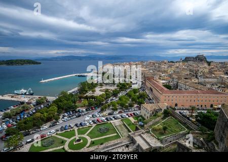 Korfu-Stadt, Korfu, Griechenland - Stadtuebersicht Korfu-Stadt mit dem Alten Hafen, der griechisch-orthodoxen Kirche Agios Spiridon und der Neuen Festung. Hinterland Albanien. Korfu-Stadt Korfu Griechenland *** Korfu-Stadt, Korfu, Griechenland Stadtübersicht Korfu-Stadt mit dem alten Hafen, der griechisch-orthodoxen Kirche Agios Spiridon und der neuen Festung zurück Festland Albanien Korfu-Stadt Korfu Griechenland Stockfoto