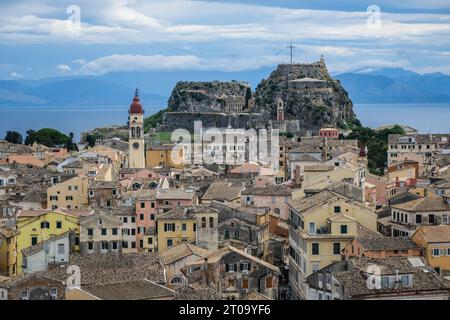 Korfu-Stadt, Korfu, Griechenland - Stadtuebersicht Korfu-Stadt mit der griechisch-orthodoxen Kirche Agios Spiridon und der Neuen Festung. Hinterland Albanien. Korfu-Stadt Korfu Griechenland *** Korfu-Stadt, Korfu, Griechenland Stadtübersicht Korfu-Stadt mit der Griechisch-orthodoxen Kirche Agios Spiridon und der Neuen Festung zurück Festland Albanien Korfu-Stadt Korfu Griechenland Stockfoto