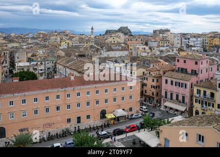 Korfu-Stadt, Korfu, Griechenland - Stadtuebersicht Korfu-Stadt mit der griechisch-orthodoxen Kirche Agios Spiridon und der Neuen Festung. Hinterland Albanien. Korfu-Stadt Korfu Griechenland *** Korfu-Stadt, Korfu, Griechenland Stadtübersicht Korfu-Stadt mit der Griechisch-orthodoxen Kirche Agios Spiridon und der Neuen Festung zurück Festland Albanien Korfu-Stadt Korfu Griechenland Stockfoto