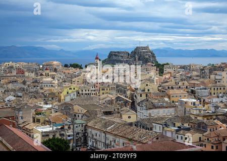 Korfu-Stadt, Korfu, Griechenland - Stadtuebersicht Korfu-Stadt mit der griechisch-orthodoxen Kirche Agios Spiridon und der Neuen Festung. Hinterland Albanien. Korfu-Stadt Korfu Griechenland *** Korfu-Stadt, Korfu, Griechenland Stadtübersicht Korfu-Stadt mit der Griechisch-orthodoxen Kirche Agios Spiridon und der Neuen Festung zurück Festland Albanien Korfu-Stadt Korfu Griechenland Stockfoto
