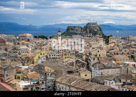 Korfu-Stadt, Korfu, Griechenland - Stadtuebersicht Korfu-Stadt mit der griechisch-orthodoxen Kirche Agios Spiridon und der Neuen Festung. Hinterland Albanien. Korfu-Stadt Korfu Griechenland *** Korfu-Stadt, Korfu, Griechenland Stadtübersicht Korfu-Stadt mit der Griechisch-orthodoxen Kirche Agios Spiridon und der Neuen Festung zurück Festland Albanien Korfu-Stadt Korfu Griechenland Stockfoto