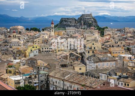 Korfu-Stadt, Korfu, Griechenland - Stadtuebersicht Korfu-Stadt mit der griechisch-orthodoxen Kirche Agios Spiridon und der Neuen Festung. Hinterland Albanien. Korfu-Stadt Korfu Griechenland *** Korfu-Stadt, Korfu, Griechenland Stadtübersicht Korfu-Stadt mit der Griechisch-orthodoxen Kirche Agios Spiridon und der Neuen Festung zurück Festland Albanien Korfu-Stadt Korfu Griechenland Stockfoto