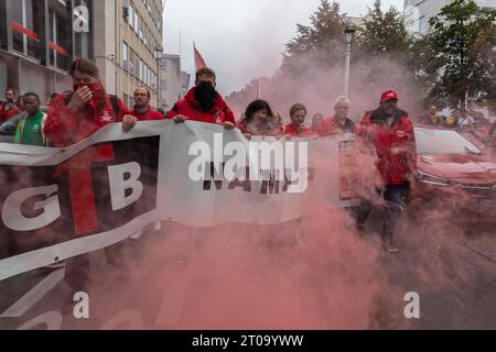 Brüssel, Belgien Oktober 2023. Nicolas Landemard/Le Pictorium - gewerkschaftliche Demonstration gegen die Reform des Streikrechts - 05/10/2023 - Belgien/Brüssel - rund 15.000 Menschen (Quelle: Gewerkschaften) marschierten heute in der belgischen Hauptstadt gegen die von Minister Vincent Van Quickenborne vorgeschlagene Reform des Demonstrationsrechts. Quelle: LE PICTORIUM/Alamy Live News Stockfoto